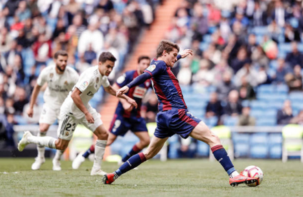 Trình độ Barca B vẫn đủ biến Varane thành 'trò hề'
