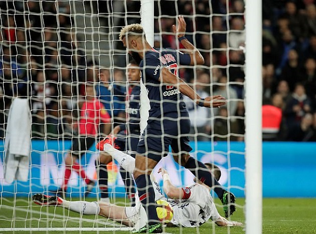 Mbappe trố mắt trước pha bỏ lỡ có một không hai của đồng đội 