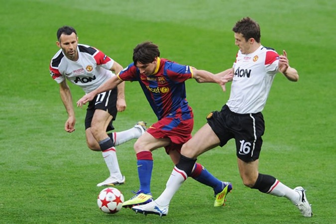 Ảnh bài viết Mike Phelan so sánh Messi của hiện tại với mùa giải 2009