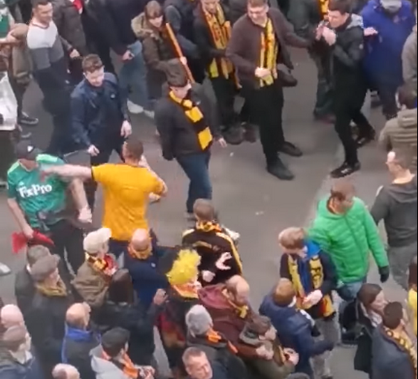 Wolves thua trận, fan điên loạn một mình đấm hàng loạt CĐV Watford