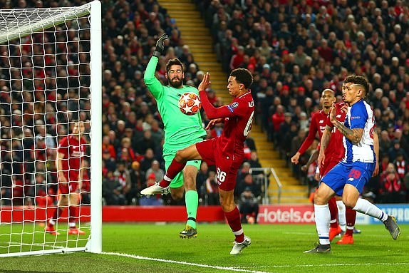 Liverpool thoát phạt đền dù Alisson và Arnold 'chơi bóng chuyền' trong vòng cấm