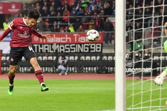 Đồng hương của Kagawa có lần đầu tiên làm "chuyện ấy" ở Đức