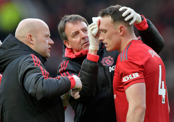 Phil Jones phải đổ máu vì 'ngôi sao tương lai' của Man United