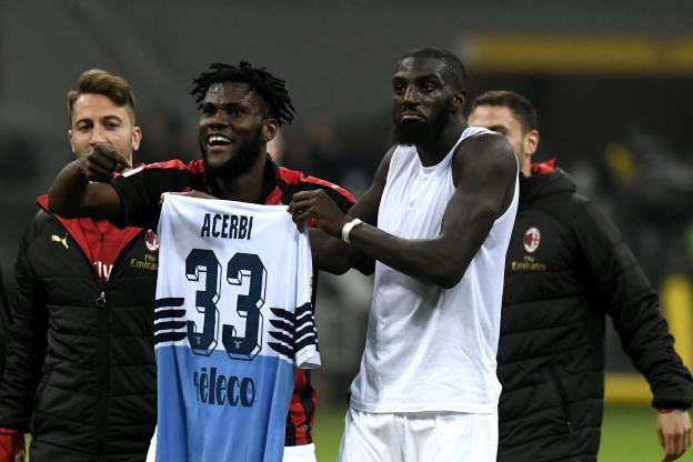 Gennaro Gattuso thay mặt cầu thủ xin lỗi Acerbi vì hành động giơ áo ăn mừng