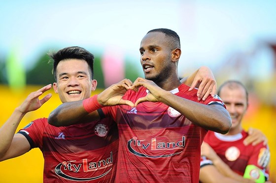 4 độc chiêu của người cũ HAGL đưa TPHCM lên đầu bảng: Fergie Time và dấu ấn chiến thuật