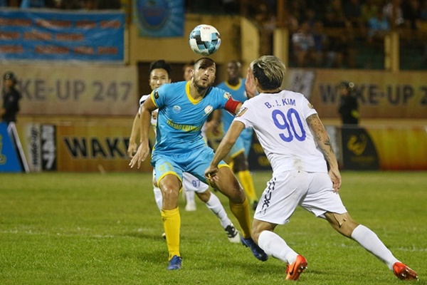 Góc V-League: Hậu vệ ghi bàn, cú đấm bất ngờ gây đột biến
