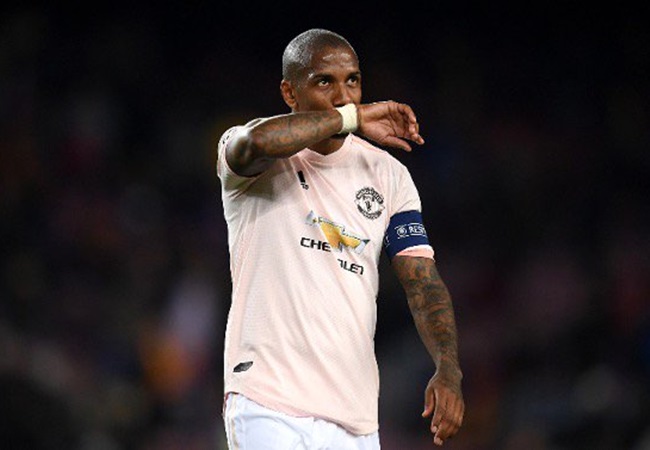 SỐC! Đến lượt đội trưởng Man Utd bị phân biệt chủng tộc