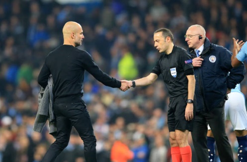 Pep hành động lạ trước bàn thắng Llorente, trọng tài nghiêng mình chia buồn 