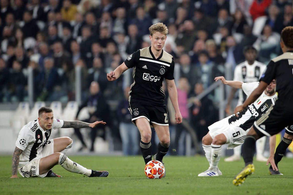4 năm trước, Ajax mua Frenkie De Jong với giá 1 euro
