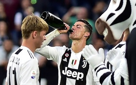 Ảnh bài viết Ronaldo bạc trắng đầu, nốc nguyên chai ngày Juventus đăng quang