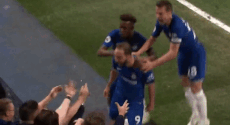 Higuain lao đầu vào ngực CĐV nữ ăn mừng sau khi ghi bàn