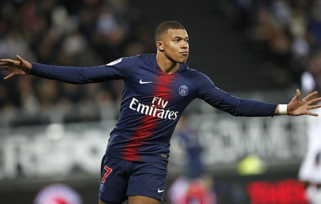Ở tuổi 20, cầu thủ này xuất sắc hơn cả Cristiano Ronaldo và Lionel Messi