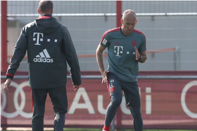 Bayern nhận tin mừng, đón "kèo trái" siêu đẳng trở lại tập luyện.