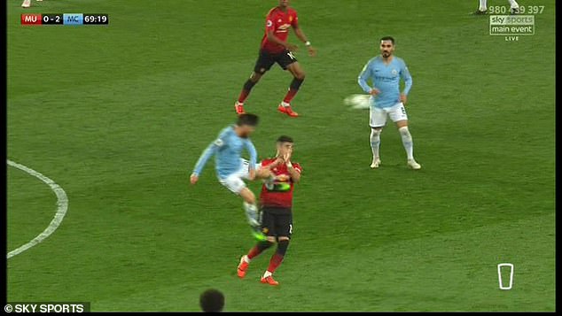 SỐC! Solskjaer đã đúng, cầu thủ Man City tung cú kungfu thẳng ngực sao Man Utd