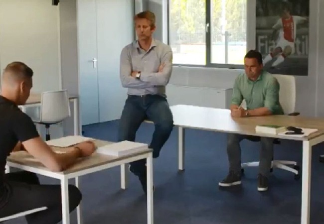 CHOÁNG! Tân binh Ajax bị Van Der Sar bắt... chép phạt 1000 lần
