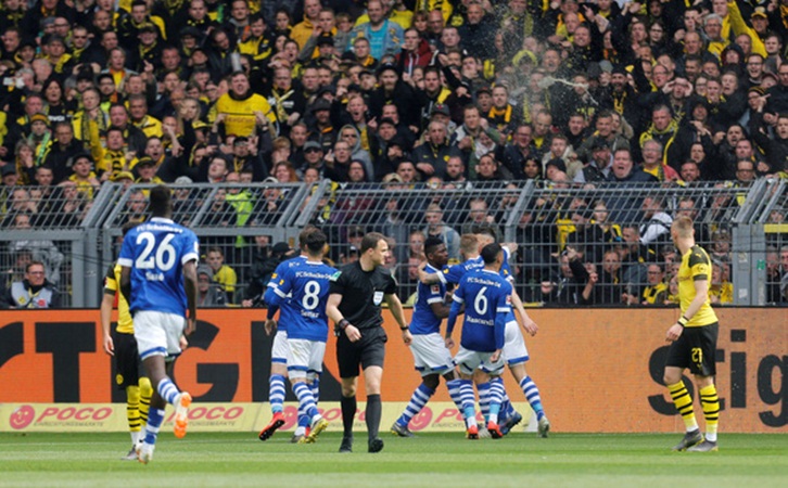 9 người của Dortmund thua muối mặt trước Schalke ngay trên sân nhà