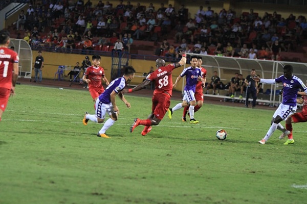 Các trận đấu sớm vòng 7 V-League: Hà Nội chiếm đỉnh bảng, 3 phút ma ám ở Lạch Tray
