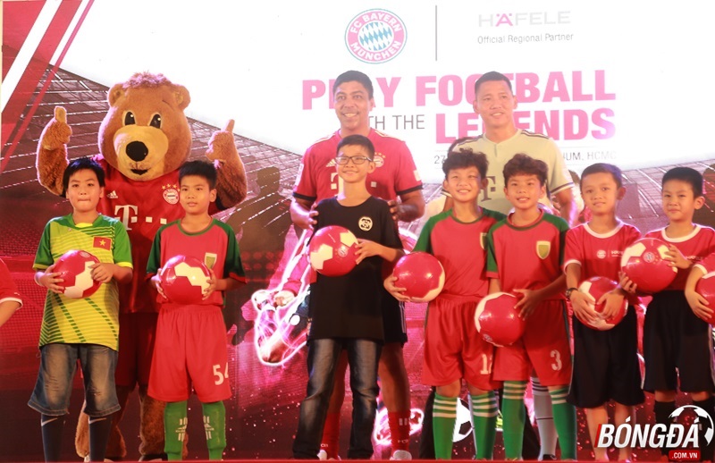 Đến Việt Nam, huyền thoại Bayern và Anh Đức khiến NHM "dậy sóng"