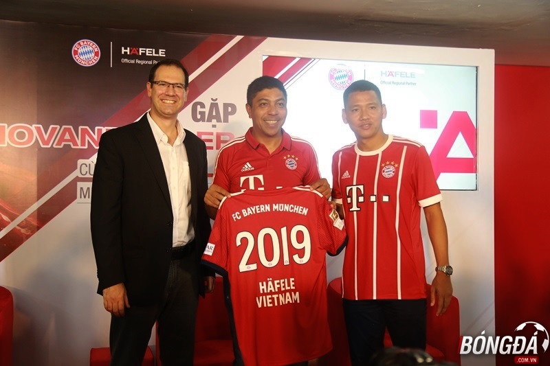 Huyền thoại Bayern đọ dáng cùng tiền đạo Anh Đức