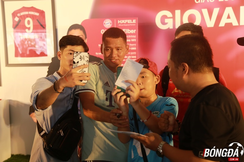 Ảnh bài viết Xuất hiện ở TPHCM, cựu sao Bayern và Anh Đức thay nhau bị "bao vây"