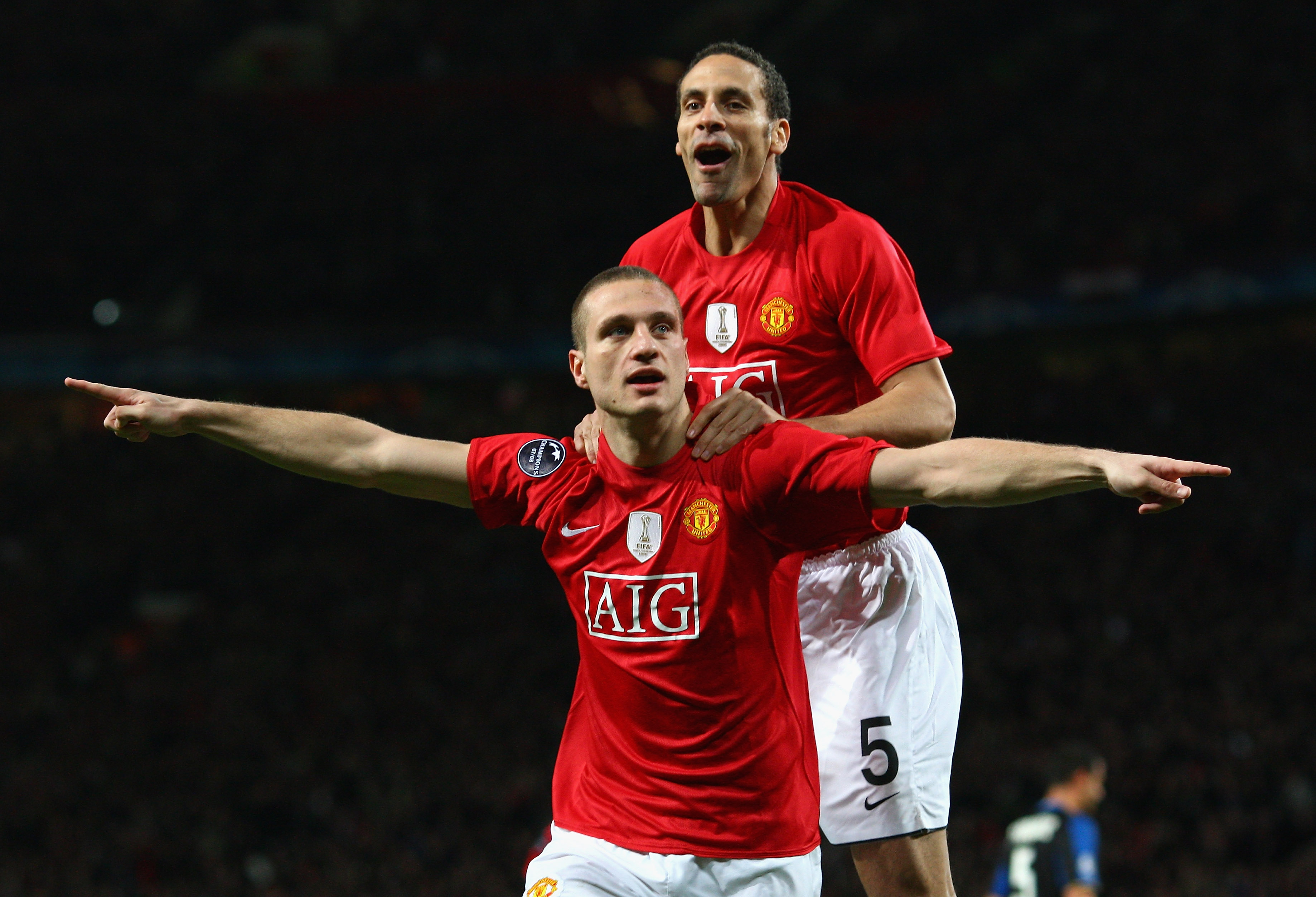 "Họ là 1 kẻ hung hăng và 1 gã tâm thần ở hàng thủ Man Utd"