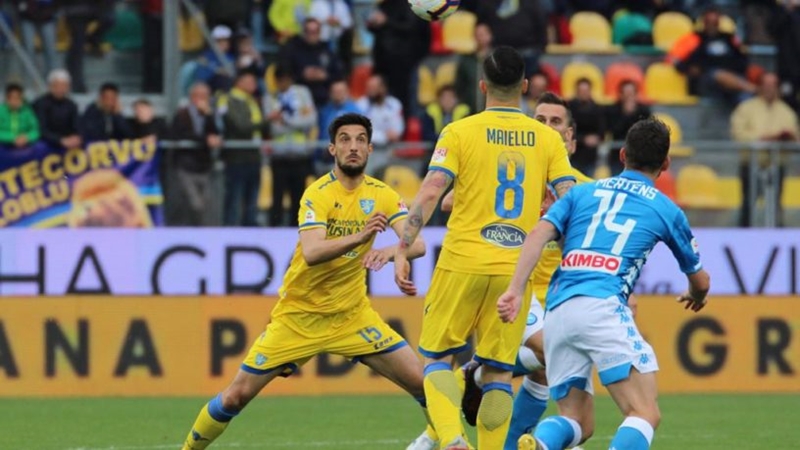 Mertens ghi bàn, Napoli đẩy Frosinone tiến gần đến Serie B