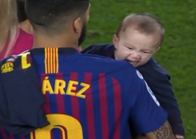 Ảnh bài viết Suarez vui không nổi với hành động của cậu con trai 6 tháng tuổi