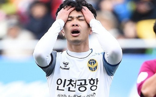Công Phượng mất chỗ Incheon United: Thầy chê, đồng đội quay lưng...