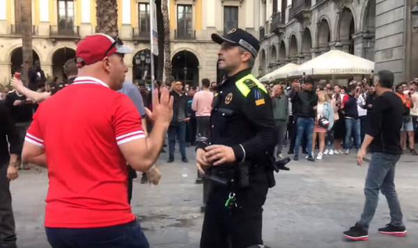 Ảnh bài viết CĐV Liverpool quậy tưng bừng, hành hung người dân tại Barca