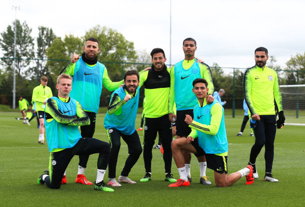 Chưa vô địch, dàn sao Man City đã "dàn cảnh" ăn mừng như thật