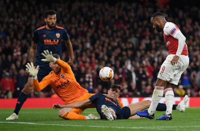 Ảnh bài viết Lacazette vẫn bị CĐV chỉ trích dù lập cú đúp