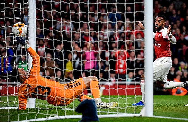 Song sát thăng hoa đúng lúc, Arsenal đặt một chân đến cửa thiên đường