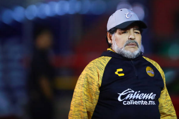 Hưởng lợi từ trọng tài, Maradona vẫn không thể đánh bại CLB bất bại