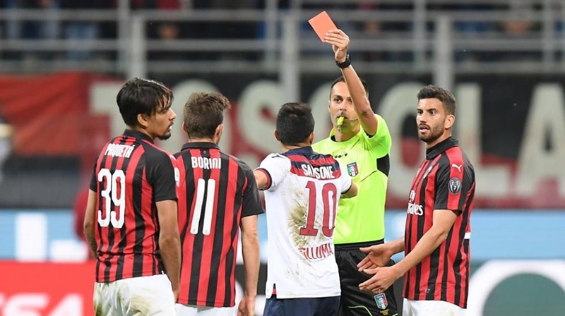 CHÍNH THỨC: Đánh trọng tài, sao AC Milan nhận án phạt cực nặng