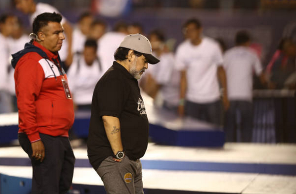 Một năm tại Mexico, "Cậu bé vàng" Maradona đã thành 'Cậu bé bạc'