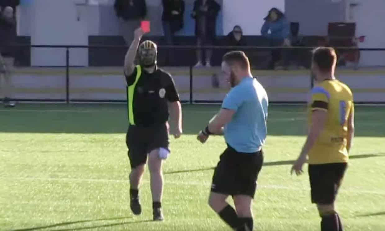 Ảnh bài viết Nhớ nghề 'sai cách', cựu trọng tài bị cấm đến sân 10 năm