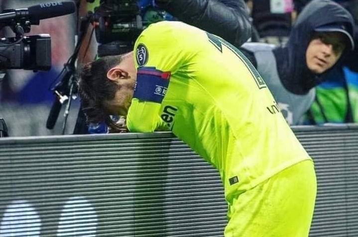Barca bị loại cay đắng, Messi gục mặt khóc thảm thương