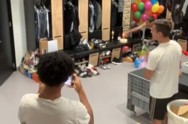 Ảnh bài viết Paulo Dybala dành cho Andrea Barzagli món quà sinh nhật "không đỡ nổi"