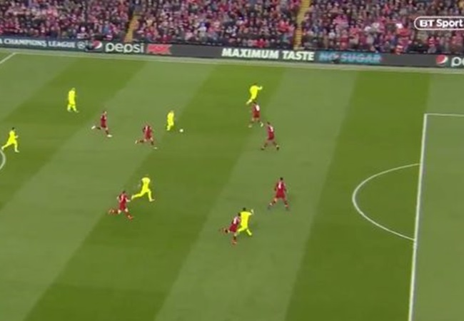 Fan Liverpool sôi máu vì pha "đá nguội" của Suarez với Robertson