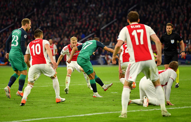 Tiền vệ Ajax phá bóng trong tay thủ môn đội nhà giúp Tottenham ghi bàn