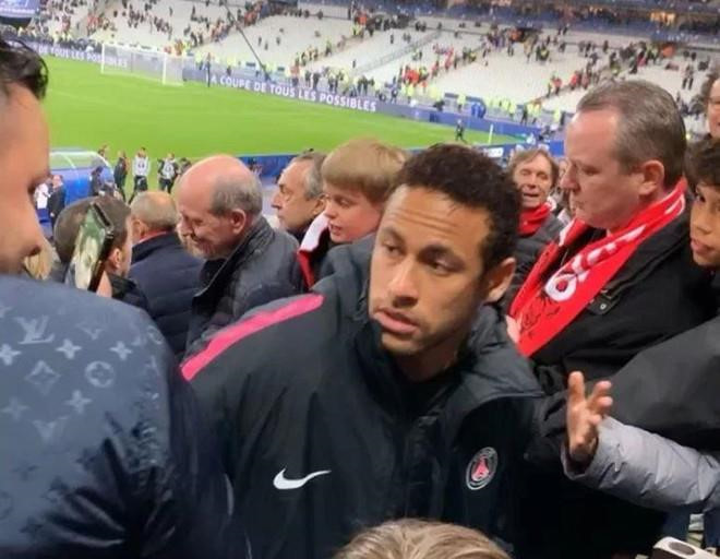 Neymar trả giá đắt vì đấm cổ động viên