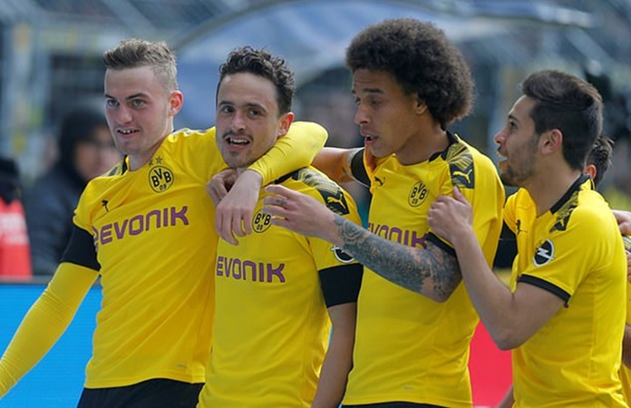 Dortmund níu giữ chút hi vọng vô địch sau khi đánh bại Dusseldorf