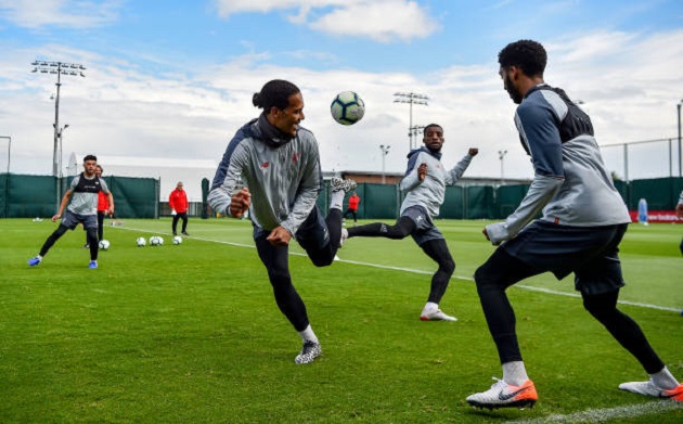 Wijnaldum tròn mắt trước kĩ năng chơi bóng thượng thừa của bom tấn Liverpool