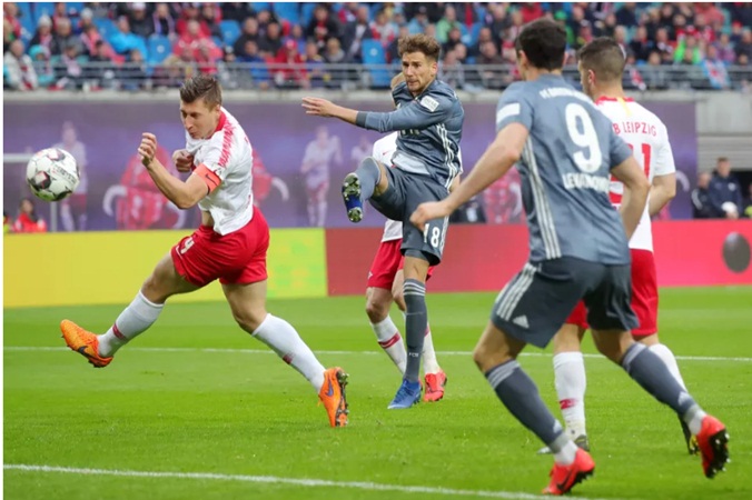 Đội nhà lỡ cơ hội vô địch, người Bayern chỉ trích VAR cực nặng nề