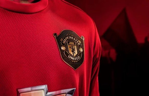 Tại sao logo của Man Utd được bao bọc bên ngoài?