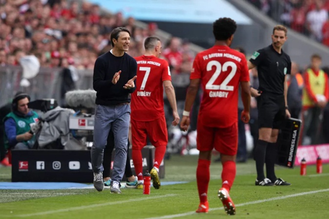 Bayern đăng quang, CĐV "Hùm xám" có hành động bất ngờ với HLV Kovac