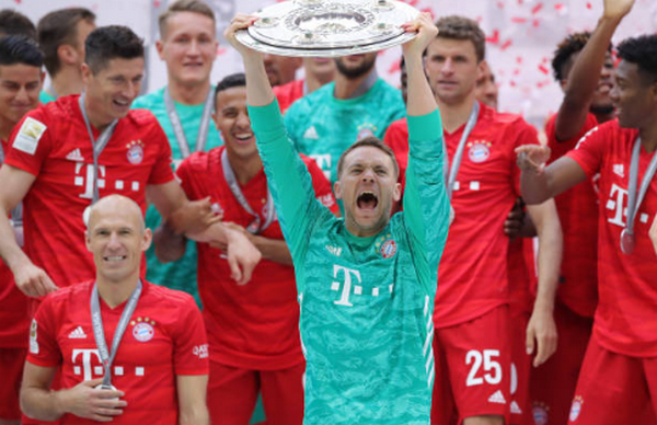 Thủ quân Neuer hành động cao cả trong lễ nâng cúp Bayern