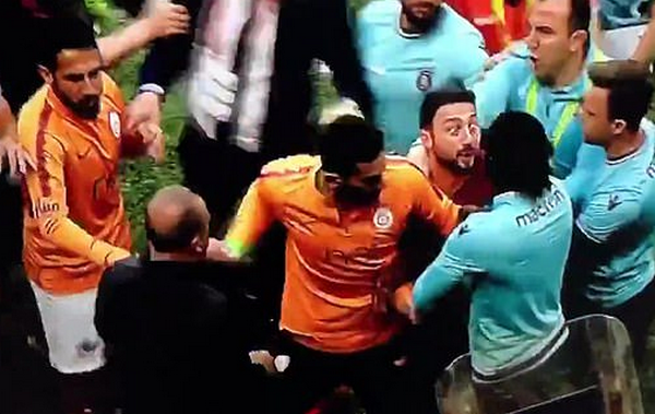 Adebayor bị xô ngã trong ngày ngậm ngùi nhìn đối thủ lên ngôi