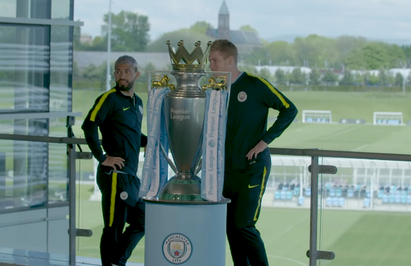 CHOÁNG! Aguero và De Bruyne khiến chiếc cúp Premier League vỡ nát