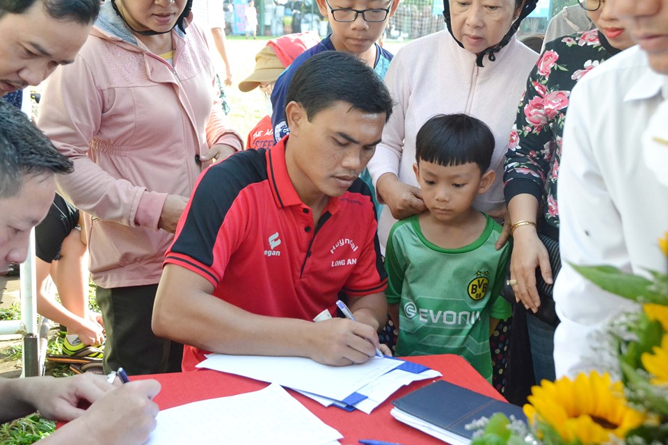 Nhà vô địch AFF Cup 2008 mở lớp bóng đá cộng đồng tại Long An